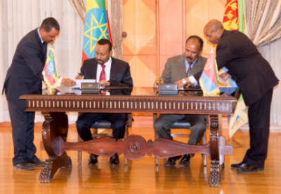 Asmara, le 9 juillet 2018: le président érythréen Issaias Afeworki et le Premier ministre éthiopien Abiy Ahmed signent une déclaration commune de paix. (Crédit: Yemane G. Meskel‏, Twitter)