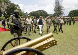 Machala (El Oro), 14 février 2024.- Le Chef de l'État a visité le Groupe d'artillerie militaire Fort N.1, où il a remercié les forces de l'ordre pour leur travail et leur engagement auprès du pays dans la lutte contre le terrorisme ©Eduardo Santillán/ Presidencia de la República