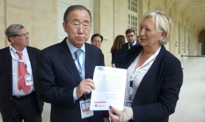  Ban Ki-moon en compagnie de Catherine Morin-Desailly, Sénatrice de la Seine-Maritime, Présidente de la Commission Culture, Tourisme et Attractivité du territoire de la Région Normandie.